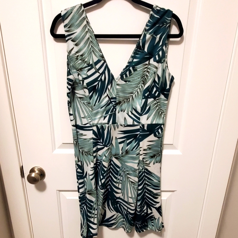 12/$30  💚🤍 EUC green palm frawn dress dress!